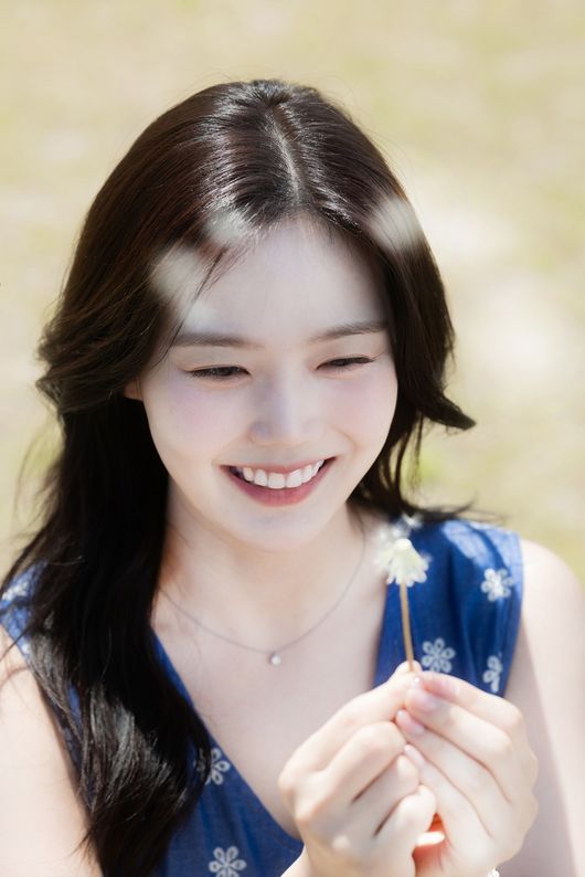 노란 수영복에 섹시한 몸매 어필하는 존예 처자