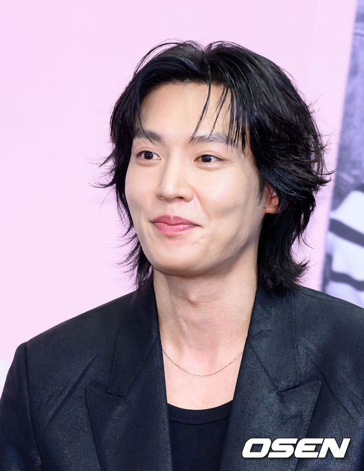 노란 수영복에 섹시한 몸매 어필하는 존예 처자