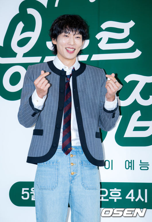 A production presentation for the new Coupang Play variety show 'Bonjour Bakery' was held on the morning of the 6th at Community House Masil in Jung-gu, Seoul. The show is a healing variety program set in Korea's first 'senior dessert cafe' in a quiet rural village, where seniors who know the taste of life and bakery staff who know the taste of happiness share sweet comfort and warmth. Actor Lee Ki-taek is seen posing for photos.