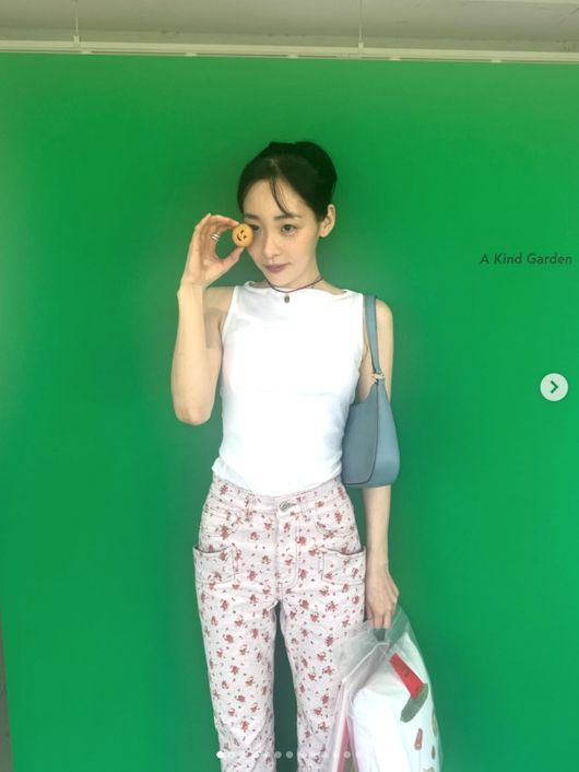 노란 수영복에 섹시한 몸매 어필하는 존예 처자