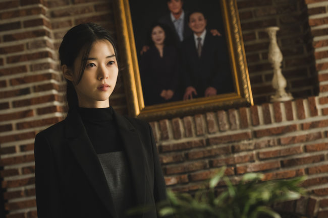 노란 수영복에 섹시한 몸매 어필하는 존예 처자