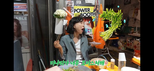 66-Year-Old Choi Hwa-jung's Cool Move: Treats Neighboring Table to a Case of Soju! 2