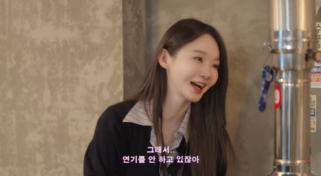 노란 수영복에 섹시한 몸매 어필하는 존예 처자