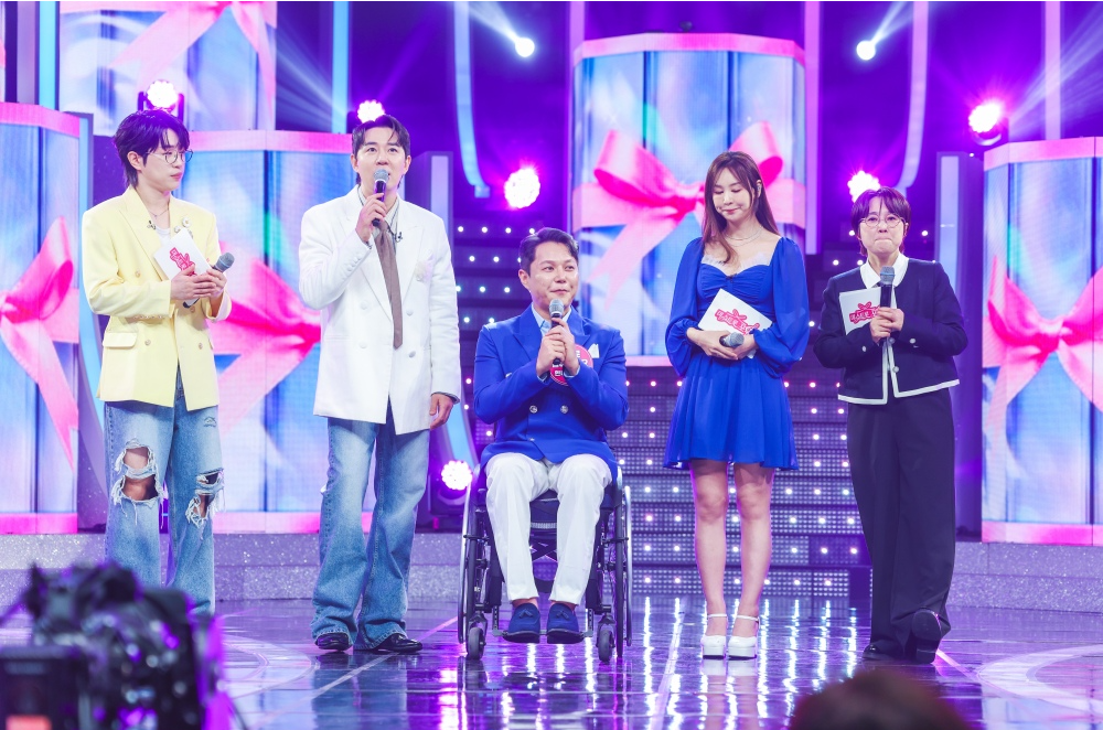 노란 수영복에 섹시한 몸매 어필하는 존예 처자