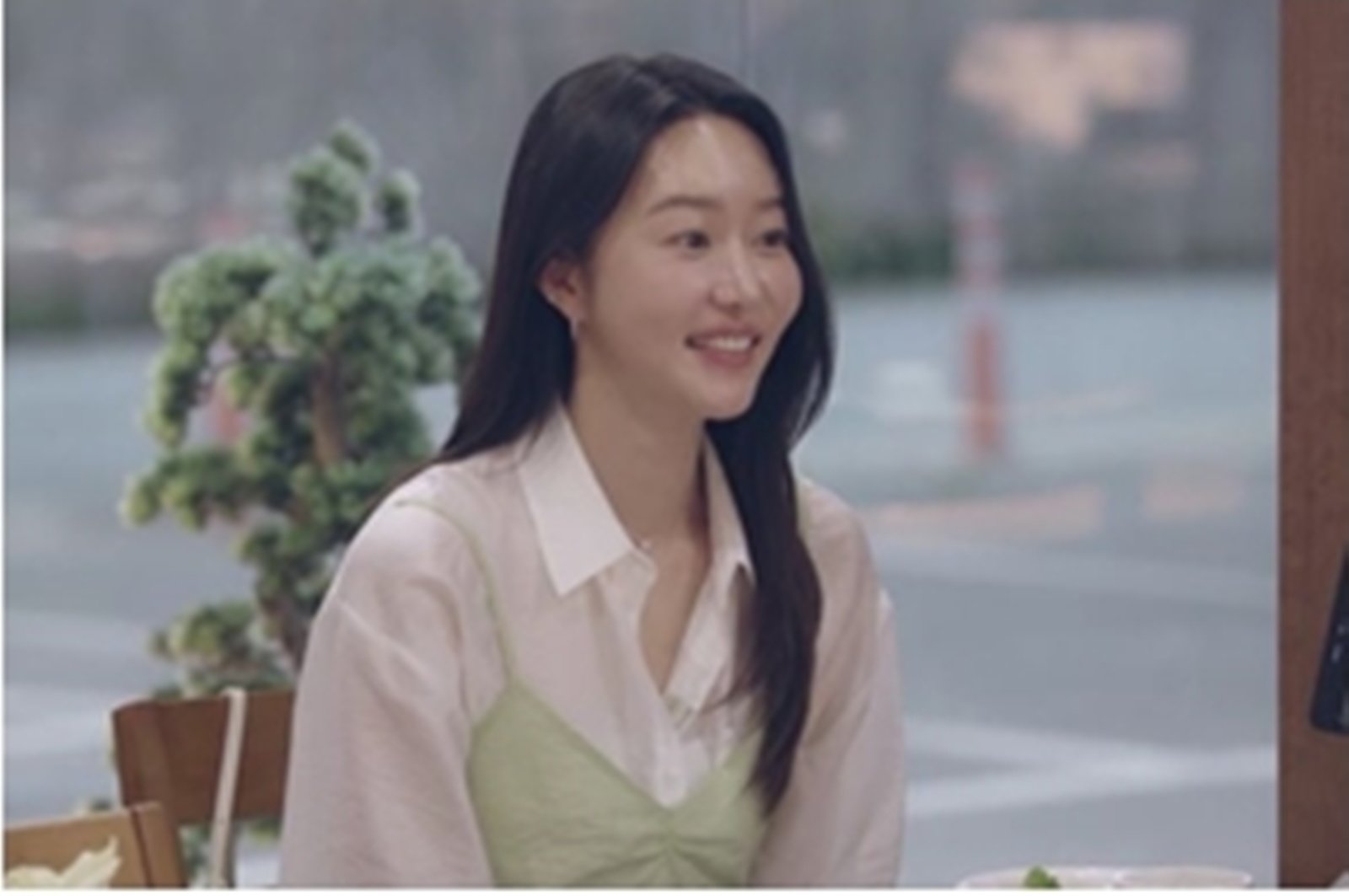 노란 수영복에 섹시한 몸매 어필하는 존예 처자