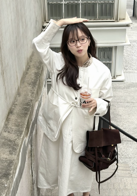 노란 수영복에 섹시한 몸매 어필하는 존예 처자