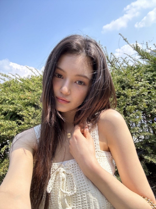 노란 수영복에 섹시한 몸매 어필하는 존예 처자