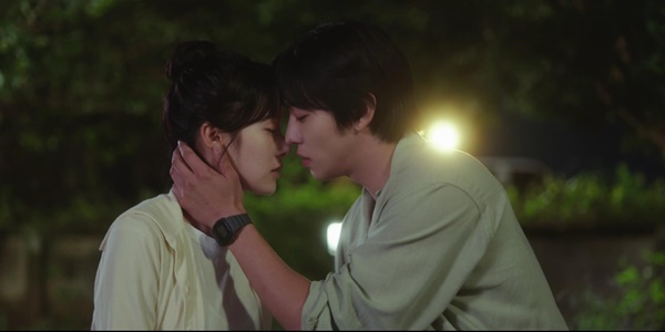 노란 수영복에 섹시한 몸매 어필하는 존예 처자