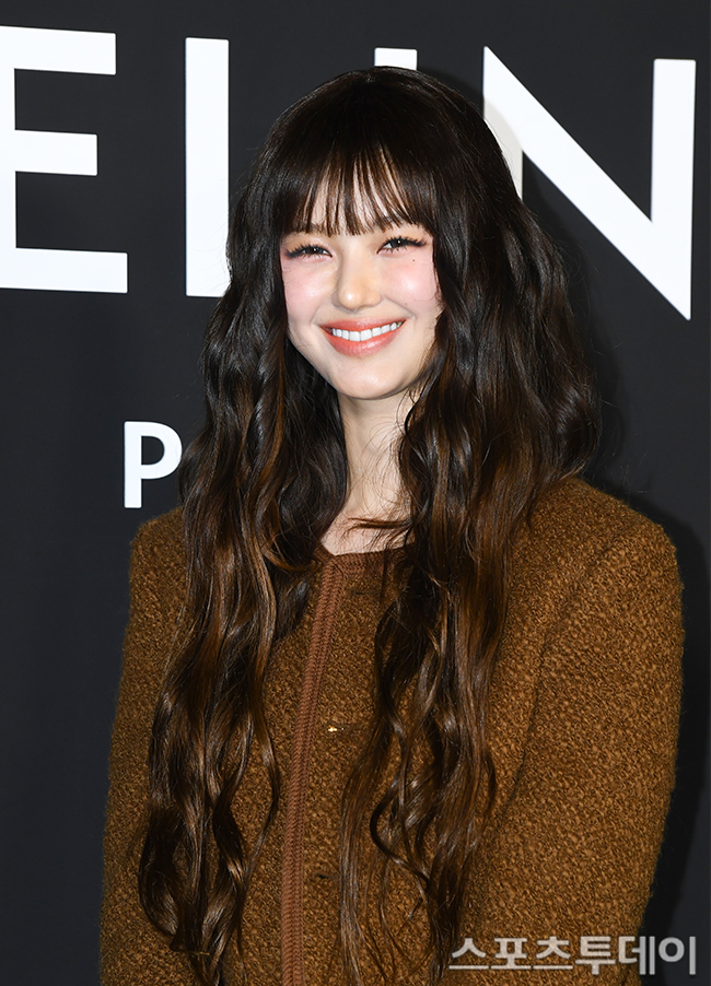 노란 수영복에 섹시한 몸매 어필하는 존예 처자