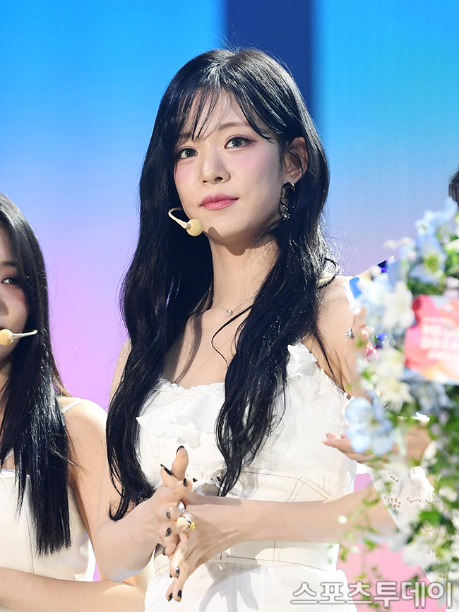 노란 수영복에 섹시한 몸매 어필하는 존예 처자