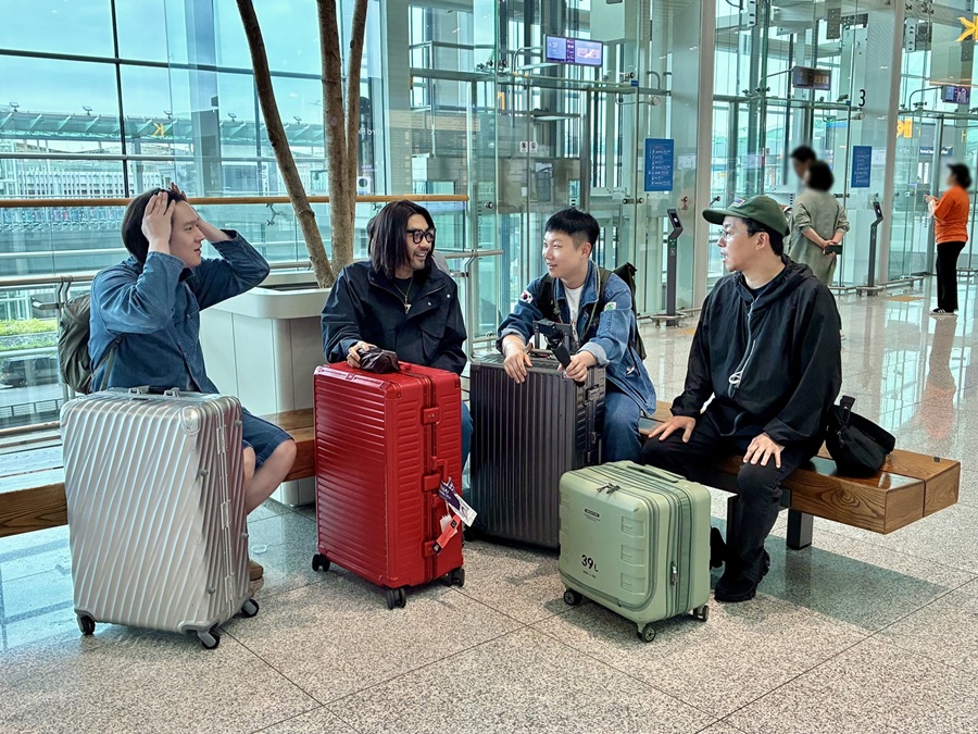 노란 수영복에 섹시한 몸매 어필하는 존예 처자