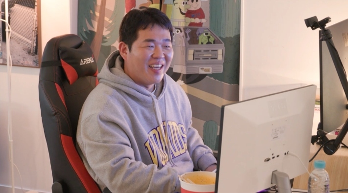 노란 수영복에 섹시한 몸매 어필하는 존예 처자