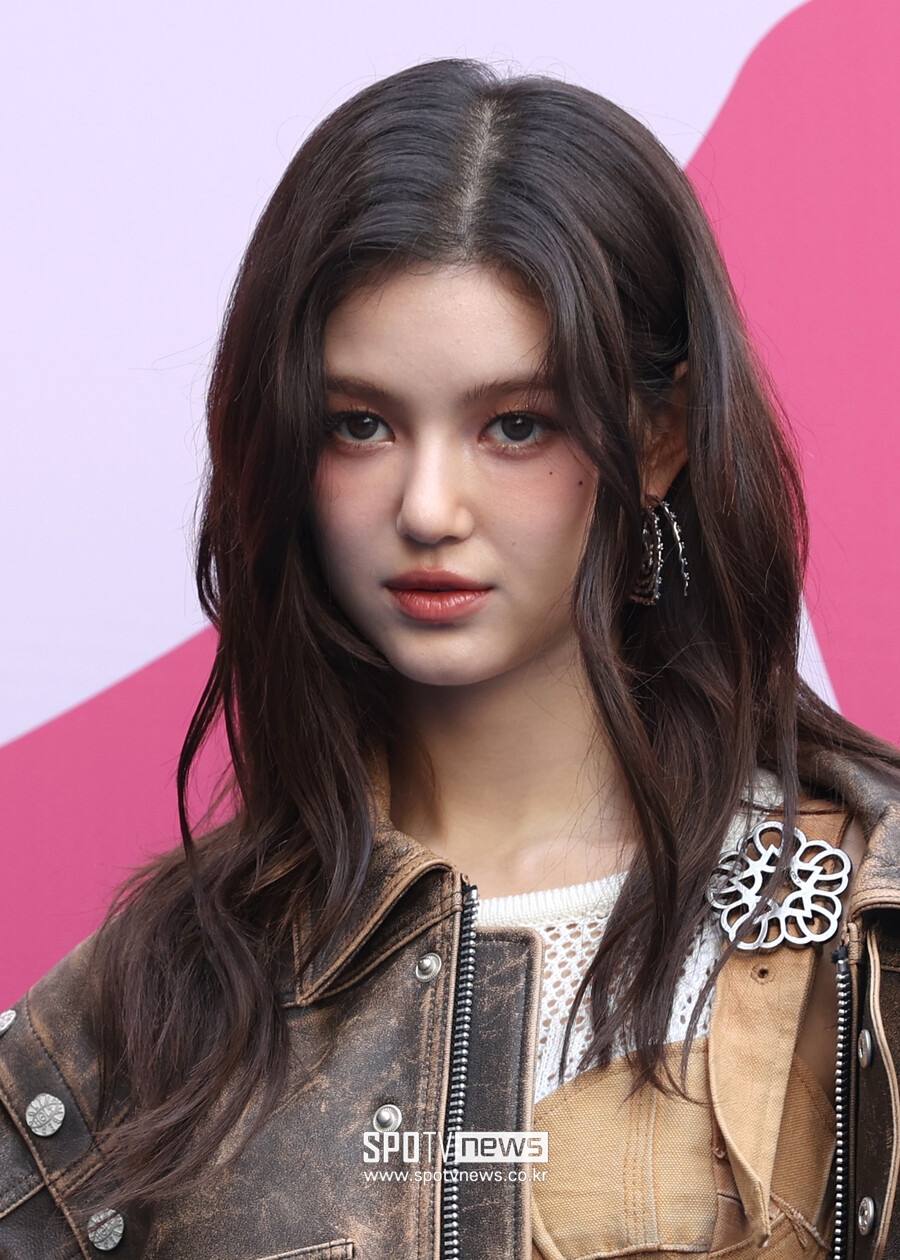 노란 수영복에 섹시한 몸매 어필하는 존예 처자