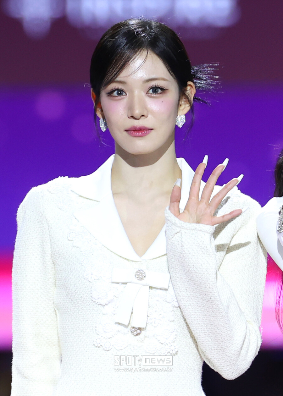 노란 수영복에 섹시한 몸매 어필하는 존예 처자