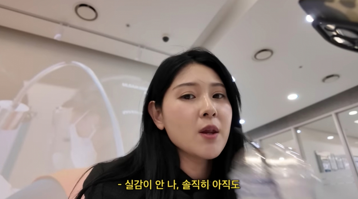 노란 수영복에 섹시한 몸매 어필하는 존예 처자