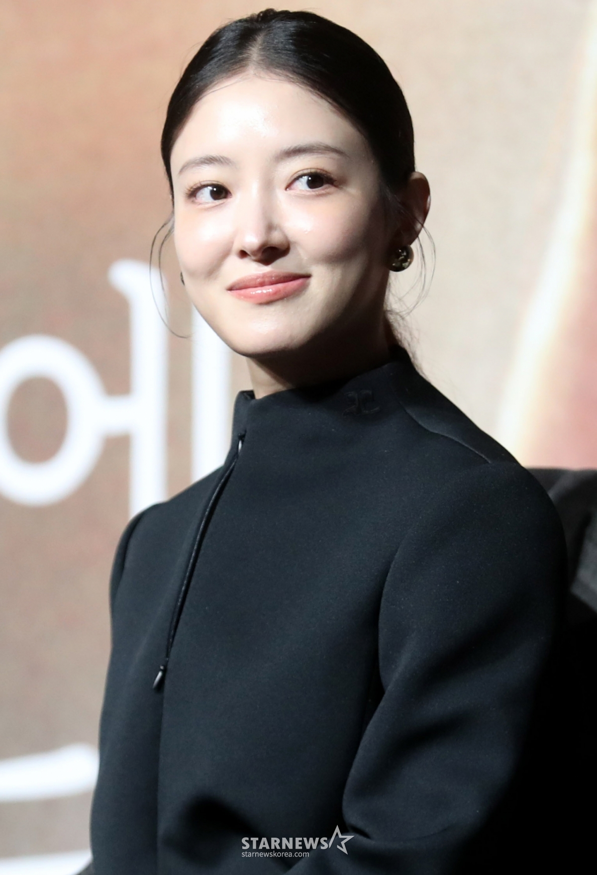 노란 수영복에 섹시한 몸매 어필하는 존예 처자
