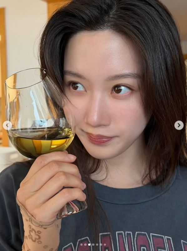 노란 수영복에 섹시한 몸매 어필하는 존예 처자