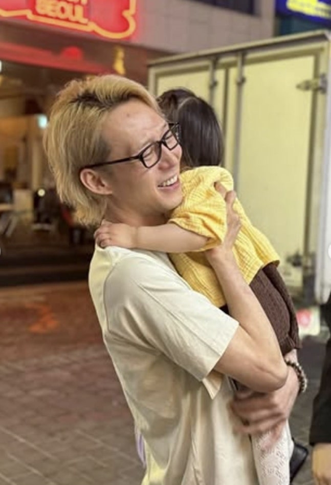 노란 수영복에 섹시한 몸매 어필하는 존예 처자