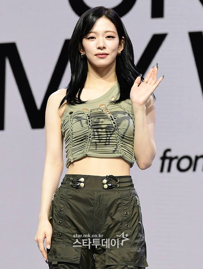 노란 수영복에 섹시한 몸매 어필하는 존예 처자