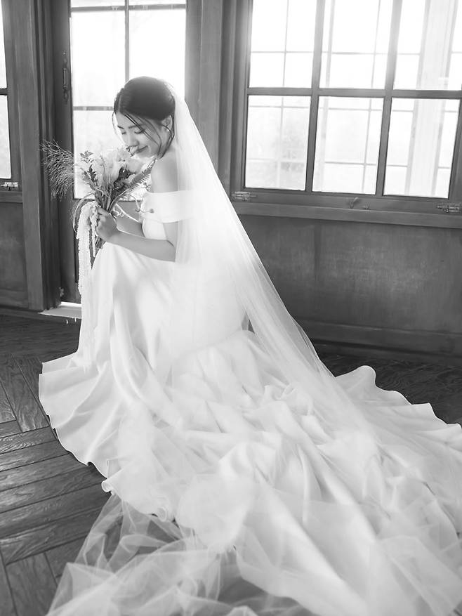노란 수영복에 섹시한 몸매 어필하는 존예 처자