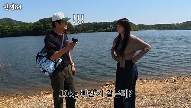 노란 수영복에 섹시한 몸매 어필하는 존예 처자