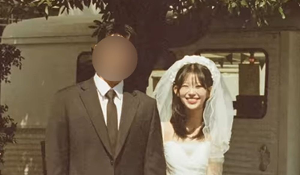 노란 수영복에 섹시한 몸매 어필하는 존예 처자