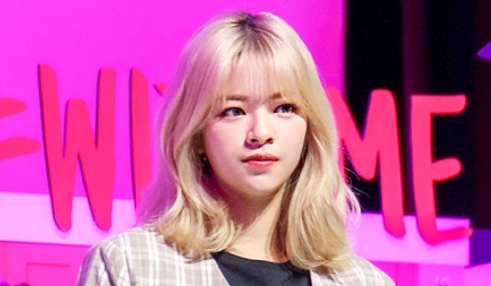 노란 수영복에 섹시한 몸매 어필하는 존예 처자