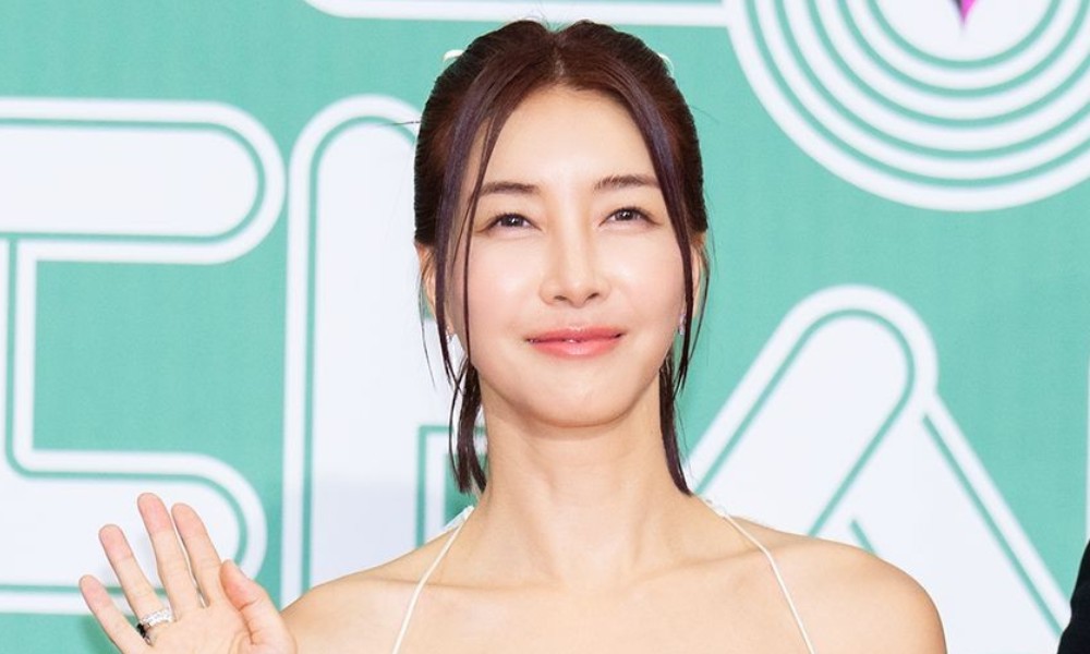 노란 수영복에 섹시한 몸매 어필하는 존예 처자