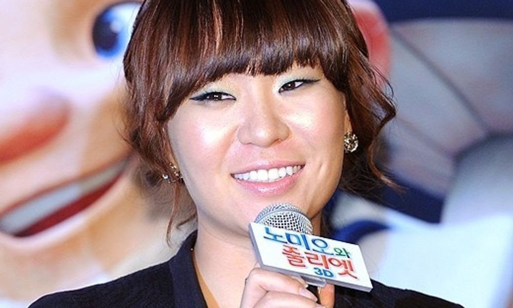 노란 수영복에 섹시한 몸매 어필하는 존예 처자