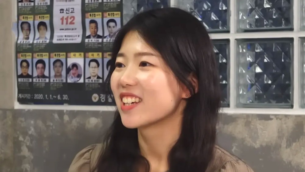 노란 수영복에 섹시한 몸매 어필하는 존예 처자