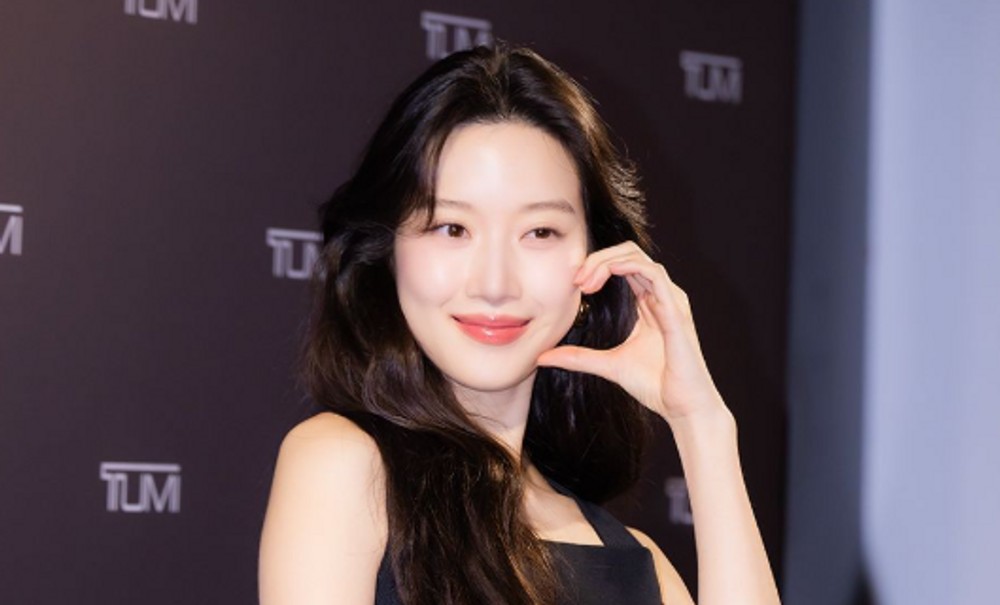 노란 수영복에 섹시한 몸매 어필하는 존예 처자