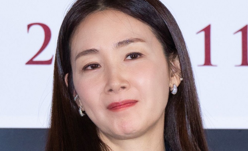 노란 수영복에 섹시한 몸매 어필하는 존예 처자
