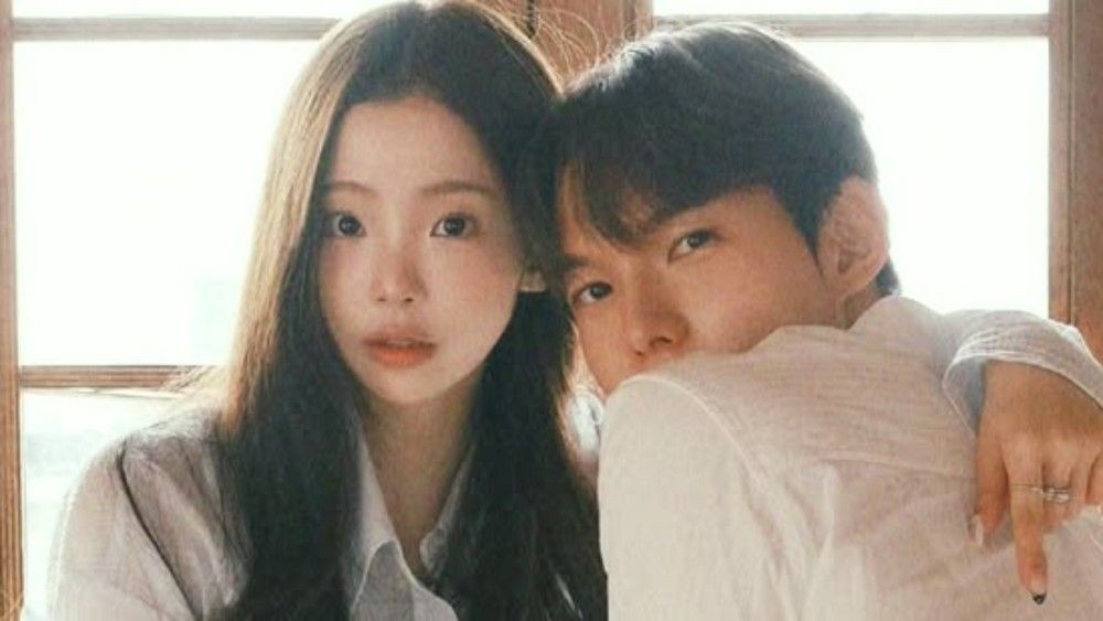 노란 수영복에 섹시한 몸매 어필하는 존예 처자