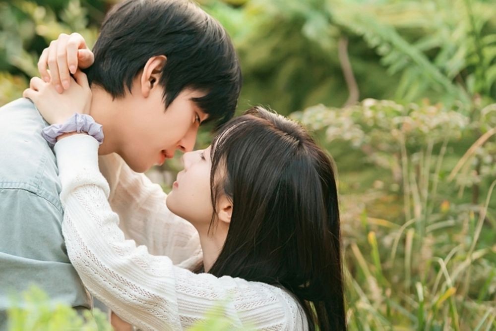 노란 수영복에 섹시한 몸매 어필하는 존예 처자