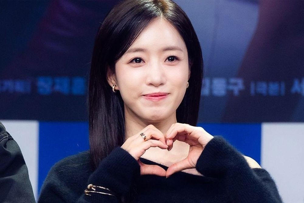 노란 수영복에 섹시한 몸매 어필하는 존예 처자