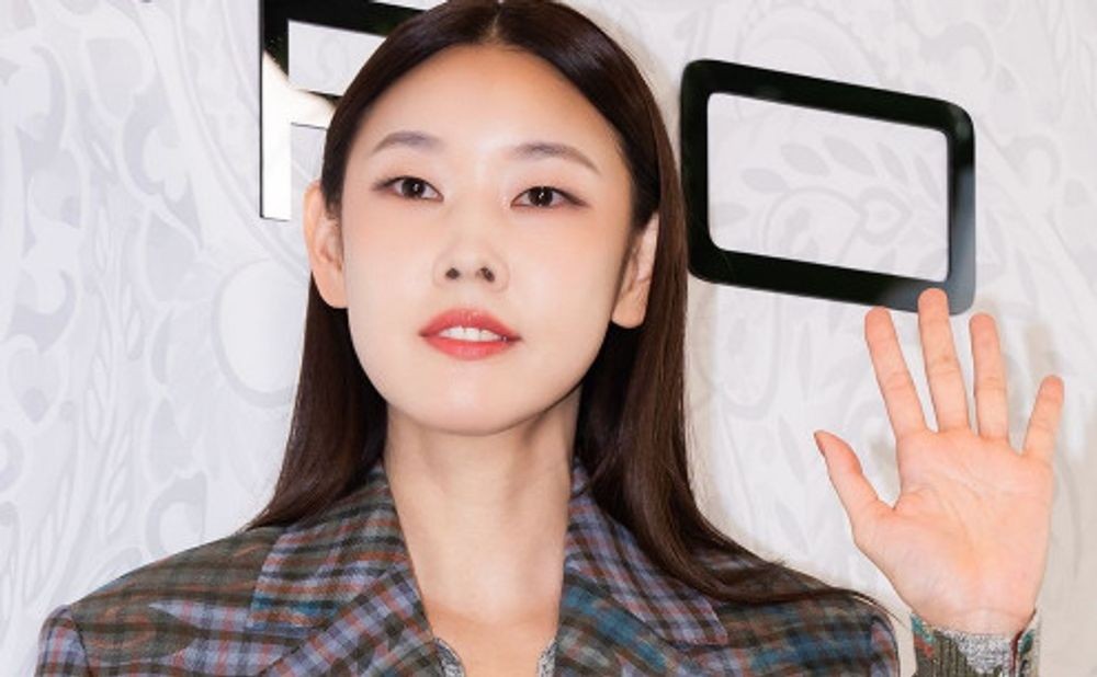 노란 수영복에 섹시한 몸매 어필하는 존예 처자