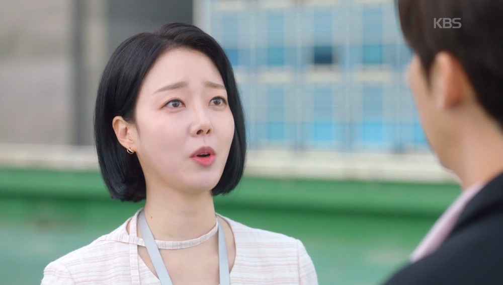 노란 수영복에 섹시한 몸매 어필하는 존예 처자