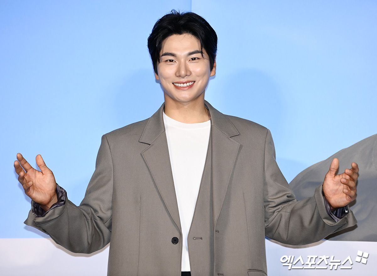 노란 수영복에 섹시한 몸매 어필하는 존예 처자
