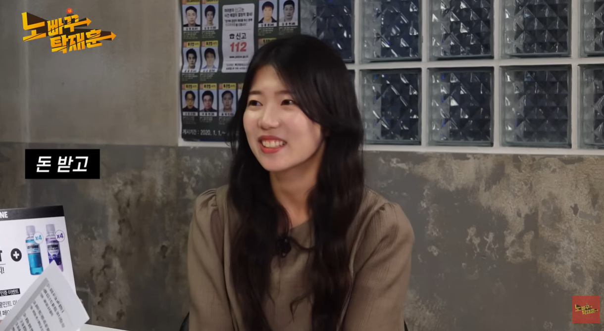 노란 수영복에 섹시한 몸매 어필하는 존예 처자
