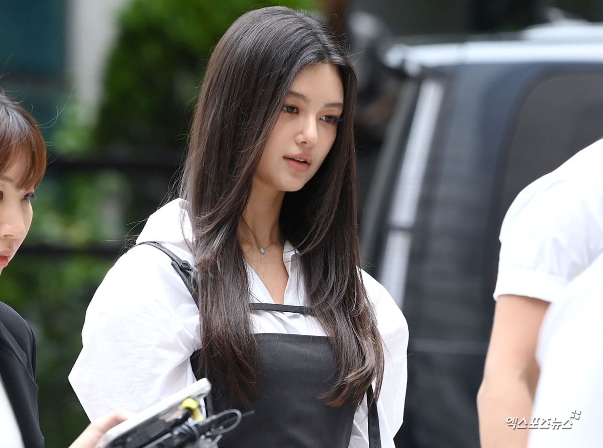 노란 수영복에 섹시한 몸매 어필하는 존예 처자