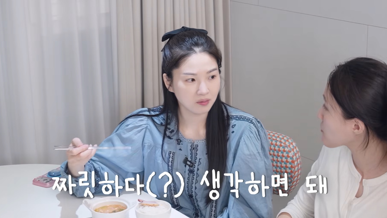 노란 수영복에 섹시한 몸매 어필하는 존예 처자