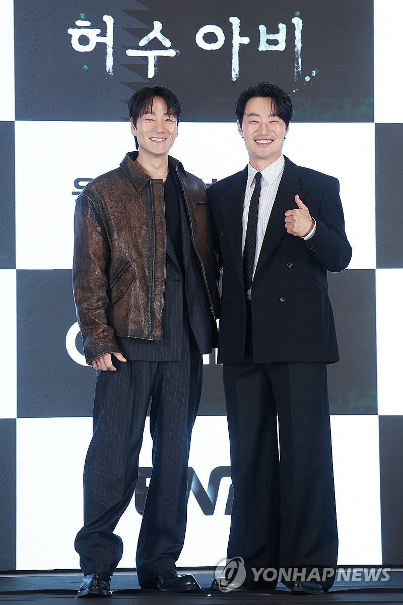 연기 호흡 맞춘 박해수-이희준 (서울=연합뉴스) 강민지 기자 = 배우 박해수(왼쪽), 이희준이 13일 서울 구로구 더세인트에서 열린 ENA 드라마 '허수아비' 제작발표회에서 포즈를 취하고 있다. 2026.4.13 mjkang@yna.co.kr