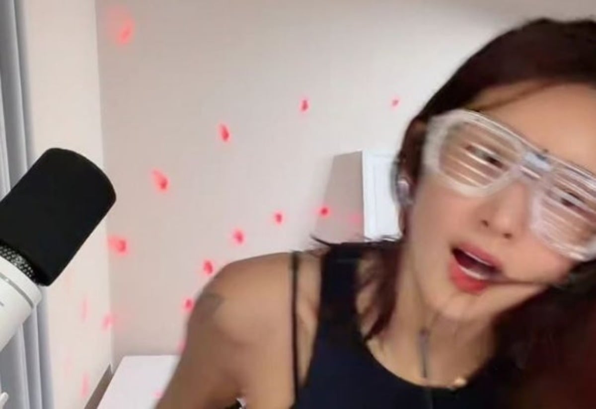 Kim Bin-woo faced backlash for conducting a live broadcast at 1 AM in her apartment. / Photo=Online Community Capture