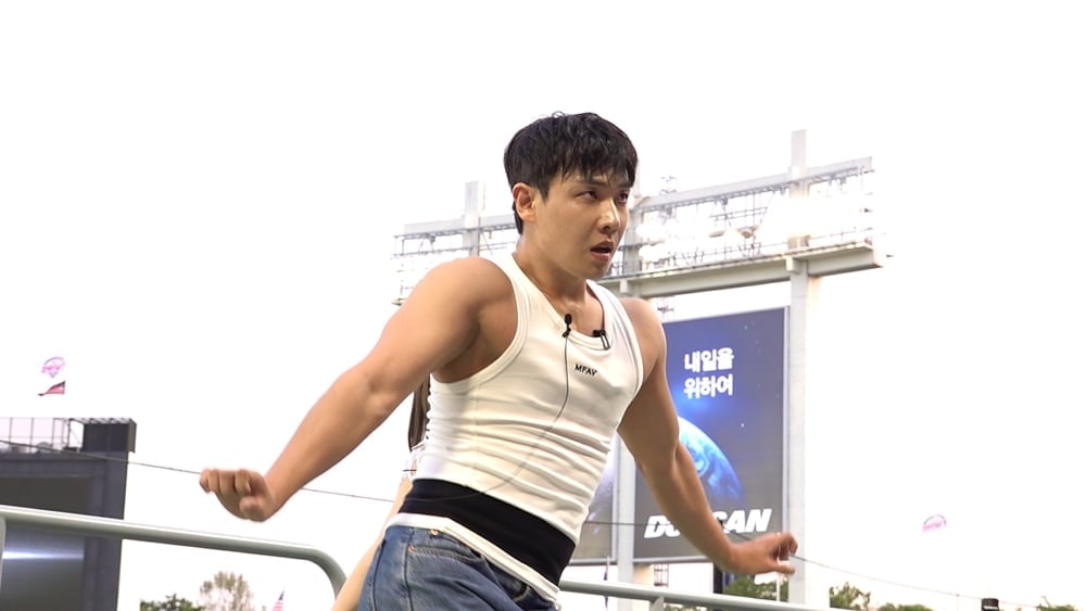 노란 수영복에 섹시한 몸매 어필하는 존예 처자