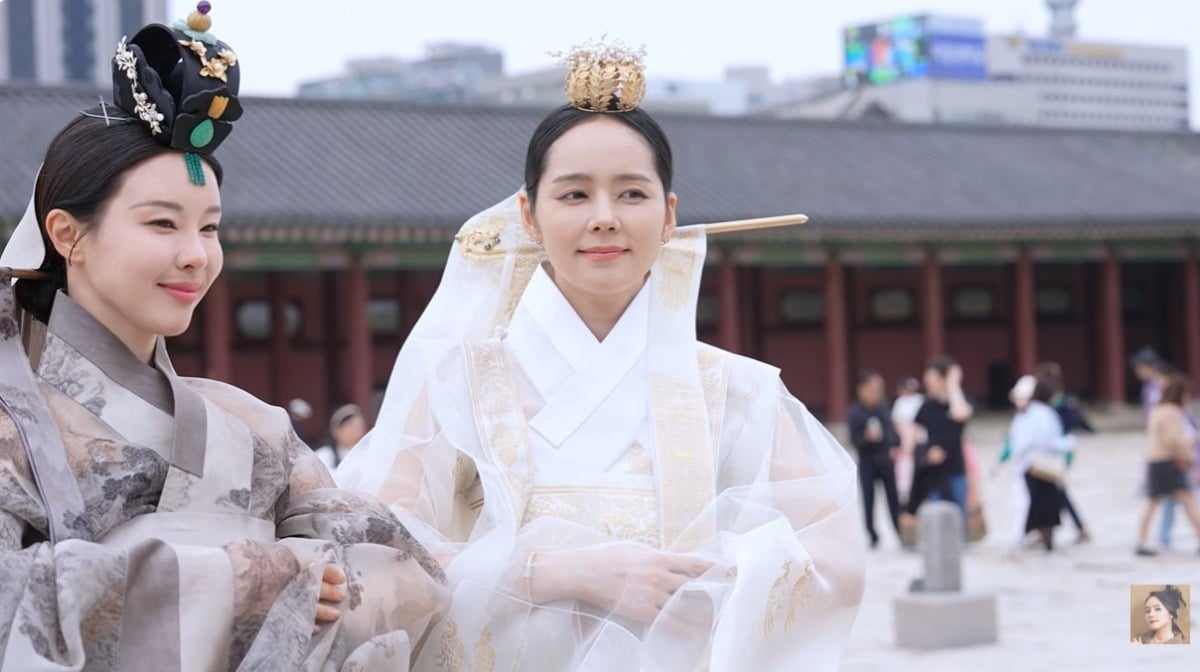 노란 수영복에 섹시한 몸매 어필하는 존예 처자