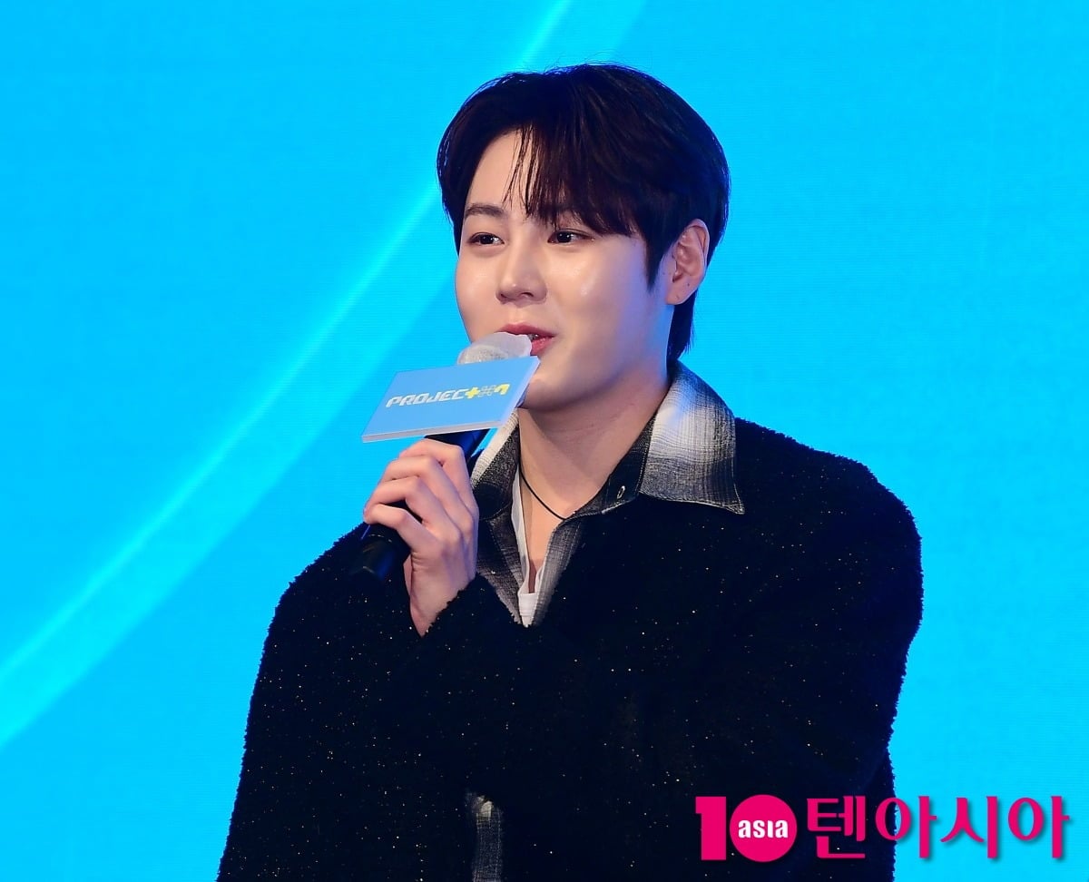 노란 수영복에 섹시한 몸매 어필하는 존예 처자