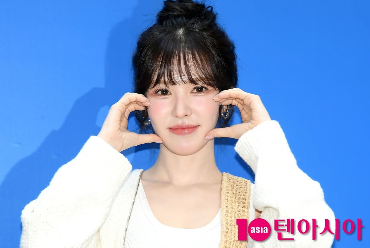 노란 수영복에 섹시한 몸매 어필하는 존예 처자