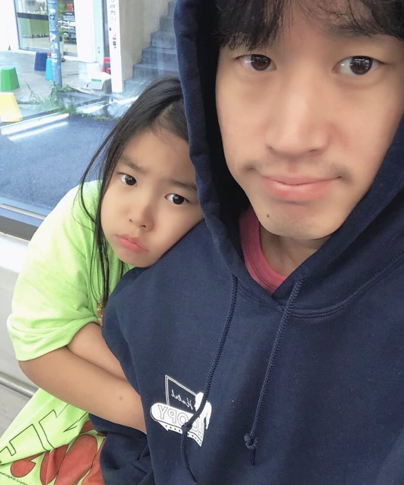 노란 수영복에 섹시한 몸매 어필하는 존예 처자