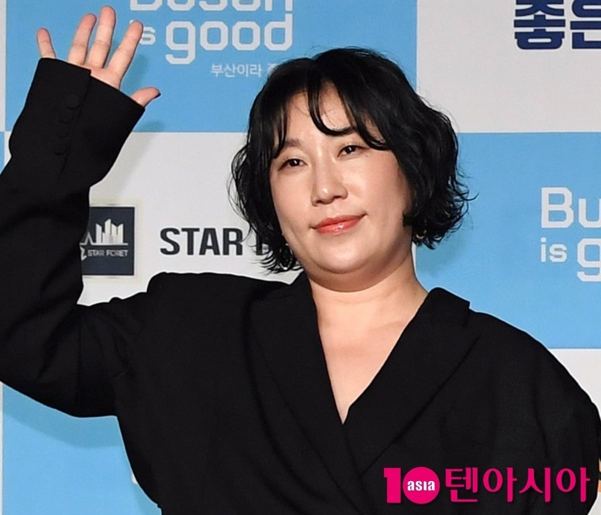 노란 수영복에 섹시한 몸매 어필하는 존예 처자