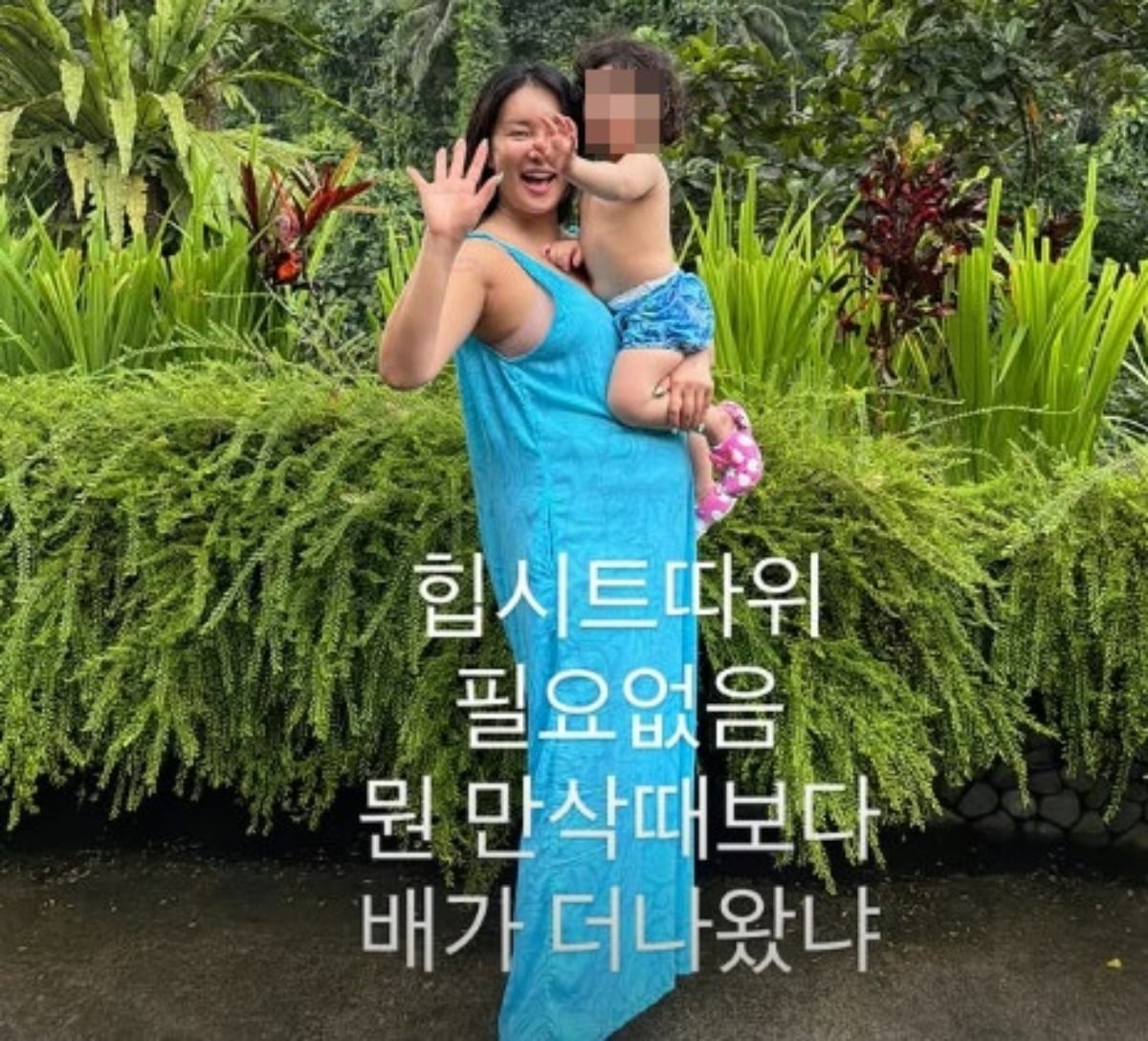 노란 수영복에 섹시한 몸매 어필하는 존예 처자
